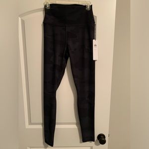 Brand new, Alo Yoga black camo high waist vapor legging